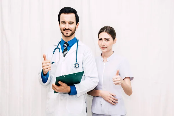 Doutor Enfermeira Estão Olhando Para Câmera Sorrindo Para Hospital — Fotografia de Stock