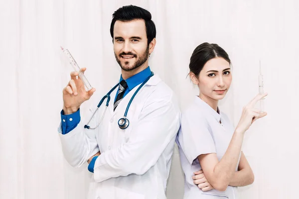 Doutor Enfermeira Estão Olhando Para Câmera Sorrindo Para Hospital — Fotografia de Stock