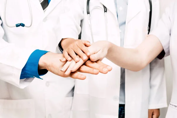 Groep Van Succesvolle Artsen Verpleegkundigen Stapelen Handen Samen Ziekenhuis — Stockfoto