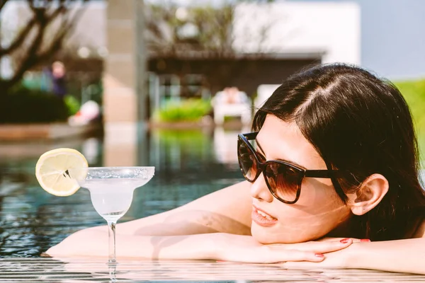Mulher Vestindo Biquíni Bebendo Coquetel Piscina Nas Férias Verão Relaxante — Fotografia de Stock