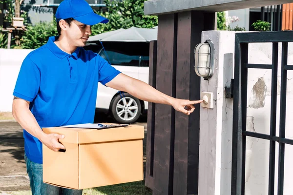 Levering Man Met Kartonnen Doos Buurt Van Huis Van Klant — Stockfoto