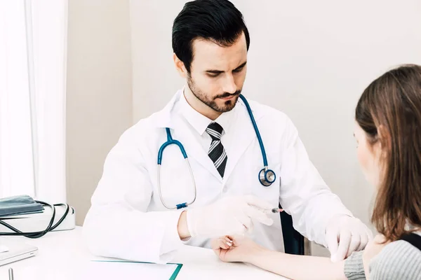 Medico Guanti Protettivi Che Somministra Iniezione Paziente Ospedale Assistenza Sanitaria — Foto Stock