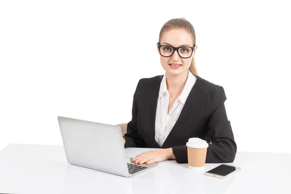 Mujer Negocios Sonriente Usando Una Computadora Portátil Aislada Sobre Fondo — Foto de Stock