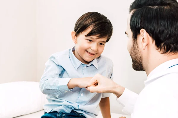 Läkare Som Ger Knytnäve Bula Med Patientens Pojke Hospital Healthcare — Stockfoto