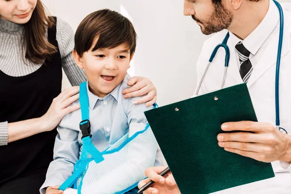 Médico Comprobar Información Con Niño Mamá Mesa Los Médicos Hospital — Foto de Stock