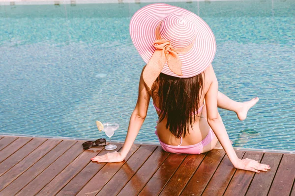 Mulher Vestindo Biquíni Duas Peças Piscina Férias Verão Relaxante Resort — Fotografia de Stock