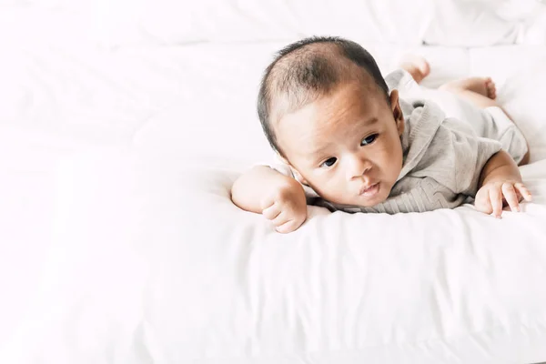 Porträt Des Babys Entspannt Auf Weißem Bett Zimmer — Stockfoto