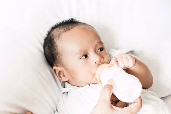 Retrato Bebê Relaxando Cama Branca Quarto — Fotografia de Stock