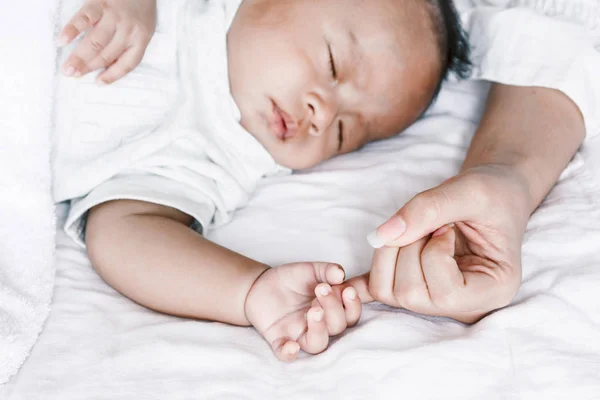 Bebê Mão Mão Mãe — Fotografia de Stock