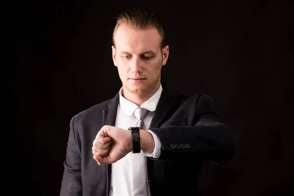 Schöner Geschäftsmann Mit Schwarzem Anzug Auf Schwarzem Hintergrund — Stockfoto