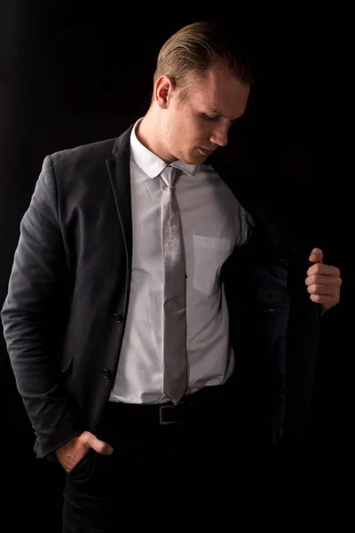 Schöner Geschäftsmann Mit Schwarzem Anzug Auf Schwarzem Hintergrund — Stockfoto