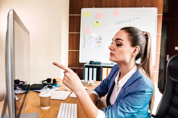 Geschäftsfrau Arbeitet Projektplanung Computer Modernen Büro — Stockfoto