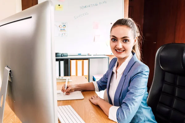 Grafikerin Arbeitet Mit Computer Und Zeichnet Auf Grafik Tablet Büro — Stockfoto