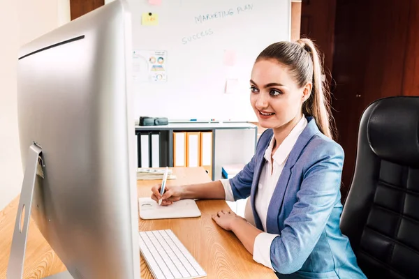 Mujer Diseñadora Gráfica Que Trabaja Con Ordenador Dibuja Tableta Gráfica — Foto de Stock