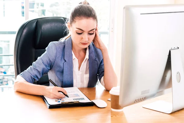 Zakenvrouw Werken Projectplanning Computer Bij Het Moderne Kantoor — Stockfoto