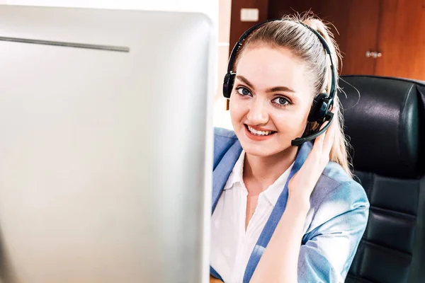 Vacker Affärskvinna Kundsupport Arbetar Med Headset Och Dator Callcenter — Stockfoto