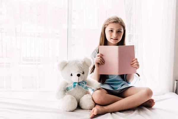 Sevimli Küçük Çocuk Kız Yatakta Evde Kitap Okurken — Stok fotoğraf