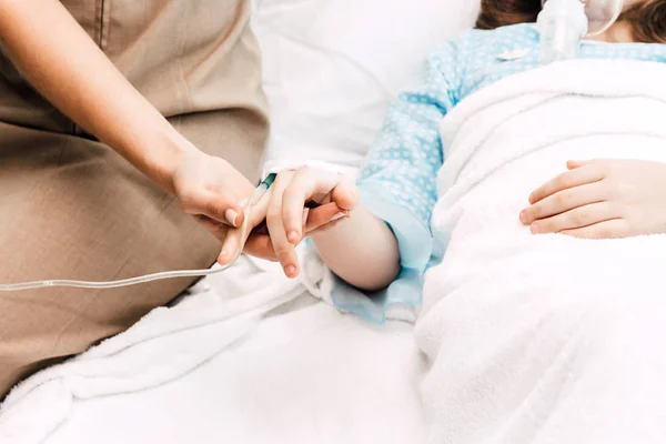 Küçük Kız Elini Salin Ile Hastanede Intravenöz Tutarak Anne — Stok fotoğraf