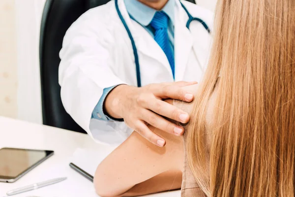 Doktor Consulting Och Hålla Hand Kvinnlig Patient Lugnande Med Omsorg — Stockfoto