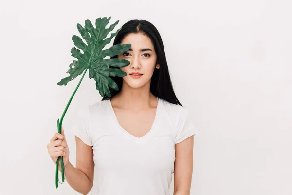 Retrato Mujer Hermosa Detrás Cuidado Piel Leaf Skin Verde Concepto —  Fotos de Stock