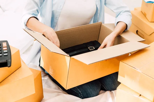 Mujer Joven Que Trabaja Línea Compras Embalaje Bolso Con Caja — Foto de Stock