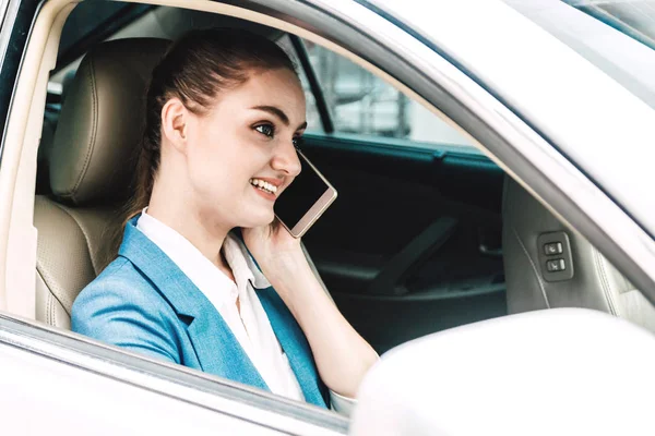 Businesswoman Driving Her Car Smiling Use Smartphone Way Office — Stock Photo, Image
