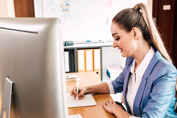 Woman Graphic Designer Working Computer Drawing Graphic Tablet Office Graphic — Stock Photo, Image