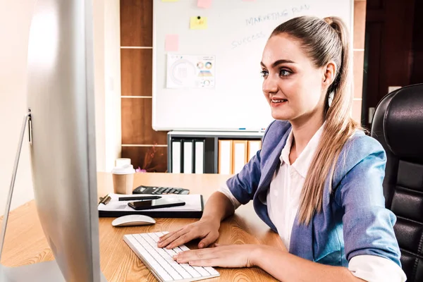 Geschäftsfrau Arbeitet Modernen Büro Mit Computer Und Tippt Text Auf — Stockfoto