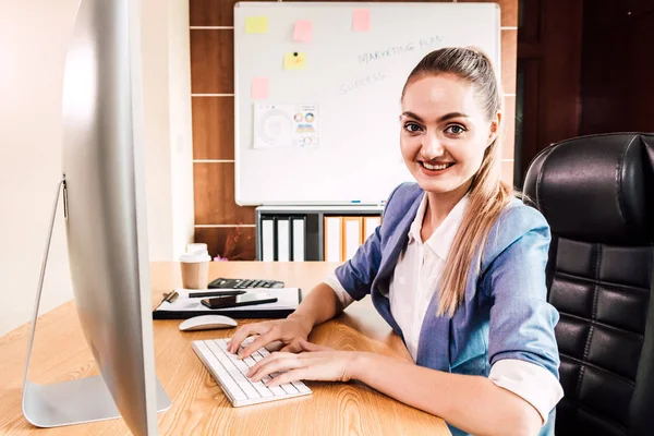 Geschäftsfrau Arbeitet Modernen Büro Mit Computer Und Tippt Text Auf — Stockfoto