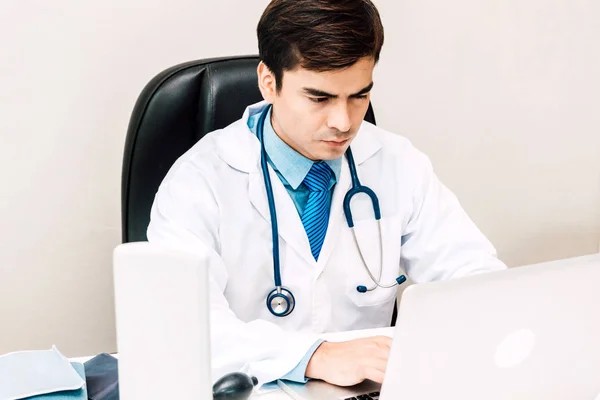 Médico Estetoscopio Trabajando Con Computadora Portátil Hospital Healthcare Medicina — Foto de Stock