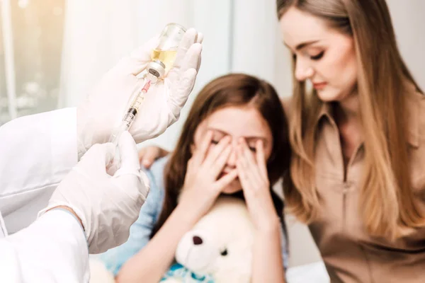 Arzt Schutzhandschuhen Gibt Injektion Mit Kleinem Mädchen Kind Und Mutter — Stockfoto