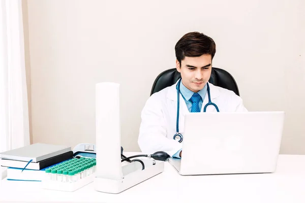 Médico Estetoscopio Trabajando Con Computadora Portátil Hospital Healthcare Medicina — Foto de Stock