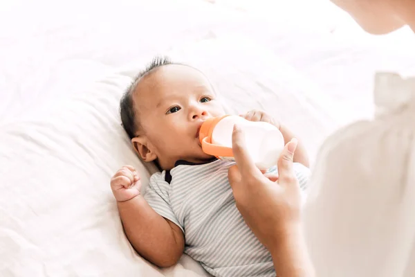 Ibu Memberi Makan Bayi Dari Botol Susu — Stok Foto