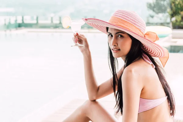 Woman Wearing Bikini Drinking Cocktail Swimming Pool Summer Vacation Relaxing — Stock Photo, Image