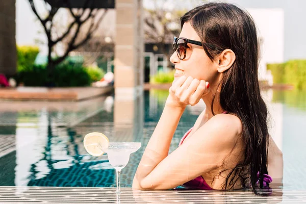 Vrouw Het Dragen Van Bikini Drinken Cocktail Zwembad Zomervakantie Ontspannen — Stockfoto