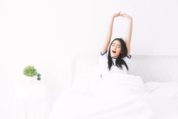 Mujer Que Estira Feliz Relajado Después Despertarse Mañana Casa —  Fotos de Stock