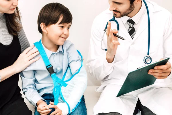 Arts Raadplegen Check Informatie Met Kleine Jongen Moeder Het Ziekenhuis — Stockfoto
