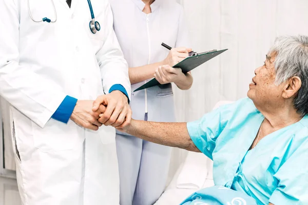 Yaşlı Kişi Hasta Bakımı Ile Tutarak Danışmanlık Hospital Healthcare Tıp — Stok fotoğraf
