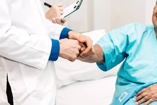 Läkaren Håller Äldre Person Patientens Hand Med Omsorg Och Rådgivning — Stockfoto