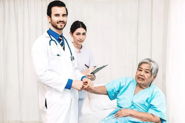 医生在医院里照顾和咨询老人病人的手 保健和医学 — 图库照片