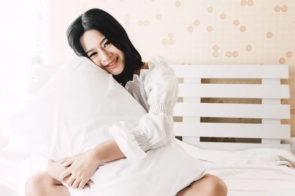 Wanita Cantik Tersenyum Kamera Dan Bersantai Dengan Bantal Tempat Tidur — Stok Foto