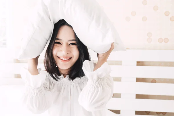 Hermosa Mujer Sonriendo Cámara Relajándose Con Almohada Cama Habitación Casa —  Fotos de Stock