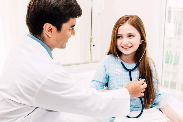 Médico Examinando Menina Com Estetoscópio Hospital Saúde Medicina — Fotografia de Stock