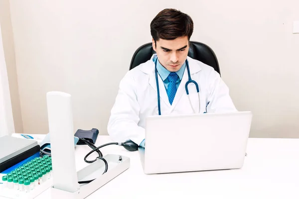 医生和听诊器在医院里使用笔记本电脑 医疗保健 — 图库照片