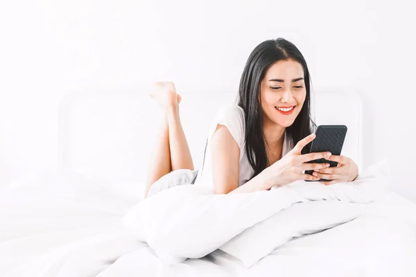 Mujer Feliz Relajarse Usar Teléfono Inteligente Cama Casa Woman Comprobar —  Fotos de Stock