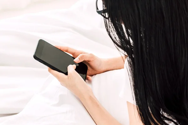 Donna Felice Rilassarsi Utilizzando Smartphone Sul Letto Home Woman Controllare — Foto Stock