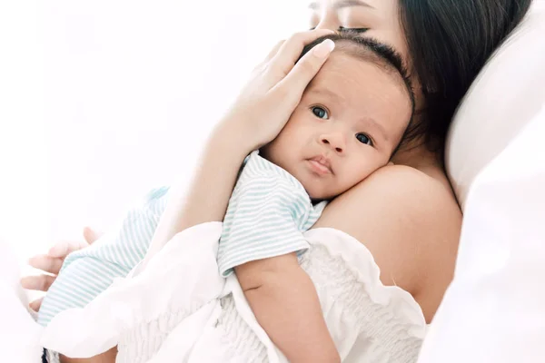 Mutter Hält Baby Arm Weißem Schlafzimmer — Stockfoto
