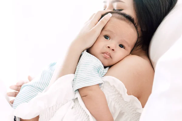 Modern Som Håller Barnet Famnen Ett Vitt Sovrum Kärlek Till — Stockfoto