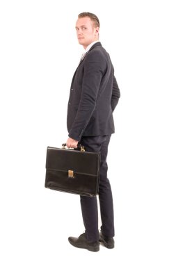 Beyaz arka plan üzerinde izole bir evrak çantası tutan işadamı