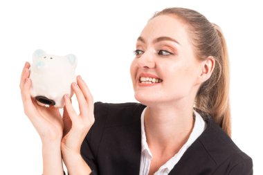 Beyaz arka plan üzerinde izole kumbara holding iş kadını